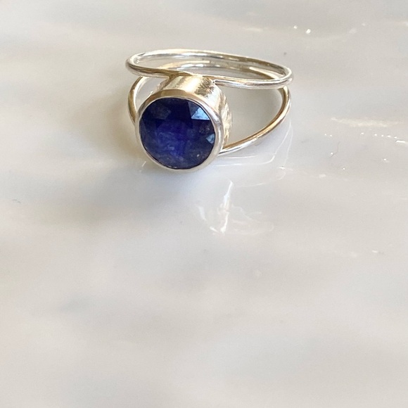 Stunning Sterling Silver and Blue Gemstone Ring size 7.5/8 - Picture 3 of 9